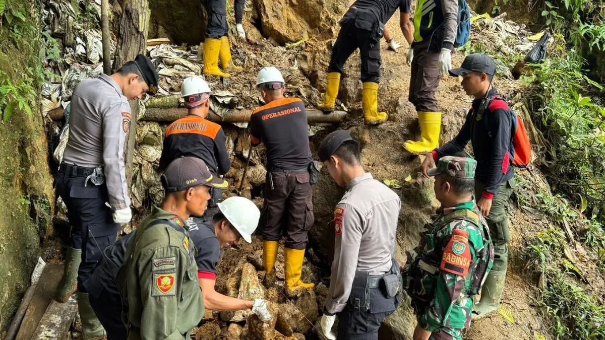 Petugas menertibkan tambang ilegal di area penambang PT Antam, Kecamatan Nanggung, Kabupaten Bogor. (Sumber: Dok. PT Antam)
