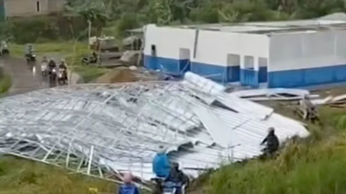 Kondisi atap dapur MBG di Mancak terbang akibat tiupan angin kencang disertai hujan. (Sumber: Dok. BPBD Kabupaten Serang)