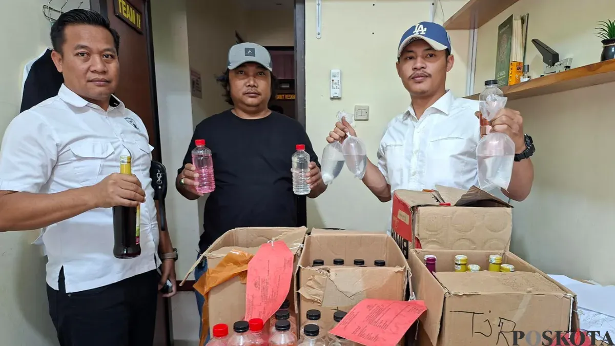 Kepolisian Tajurhalang menyita puluhan miras oplosan saat Ramadhan. (Sumber: Poskota/Angga Pahlevi)