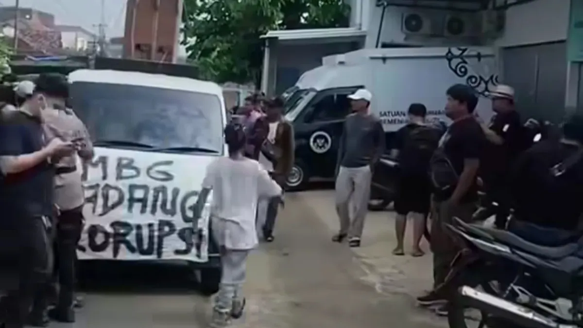 Sejumlah warga Pati melakukan aksi unjuk rasa di SPPG Tlogowungu 1 terkait dugaan korupsi menu MBG. (Sumber: Instagram/@suaraakarrumput)