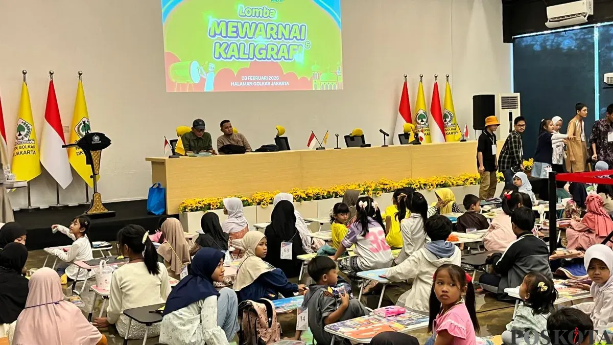 Anak-anak sedang mengikuti lomba mewarnai dan kaligrafi di Aula Kantor DPD Golkar Jakarta, Sabtu, 28 Februari 2026. (Sumber: Poskota/M Tegar Jihad)