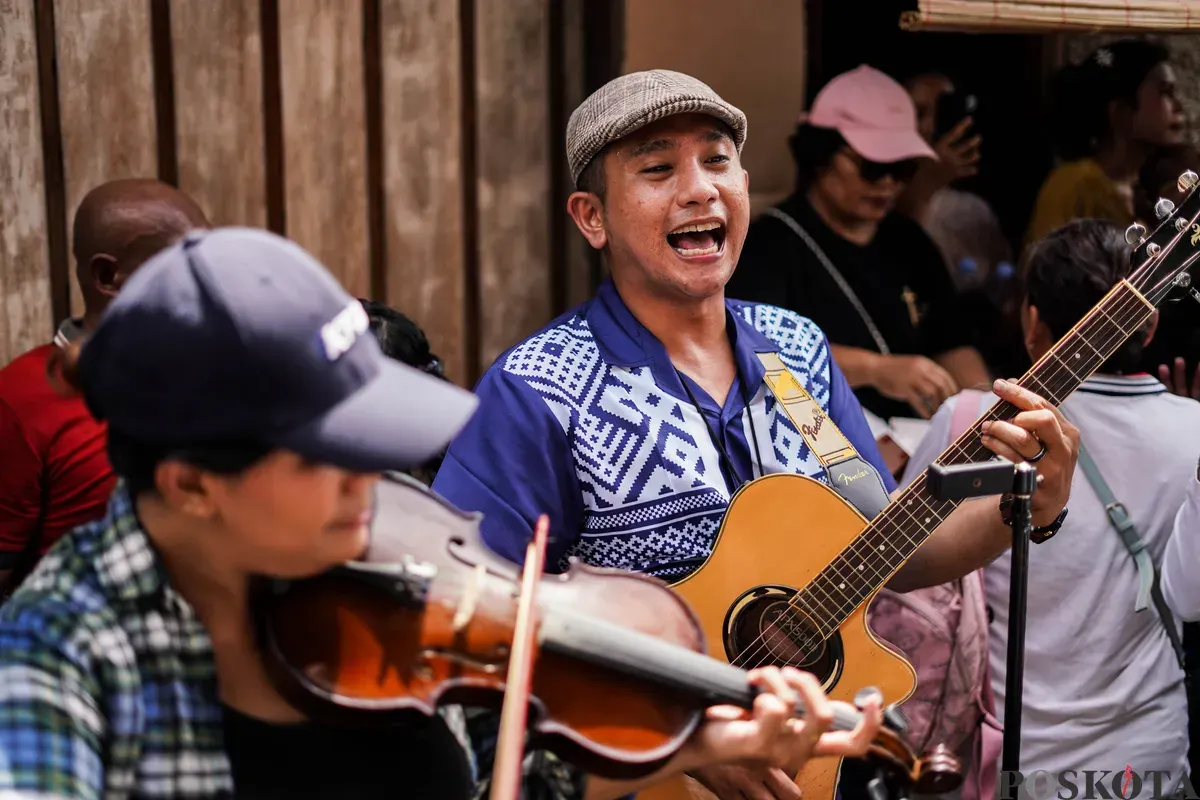 Orang Tugu menari dan bermain musik keroncong saat tradisi "Rabo-rabo" di Kampung Tugu, Semper, Jakarta Utara, Kamis, 1 Januari 2026. (Sumber: Poskota/Bilal Nugraha Ginanjar)