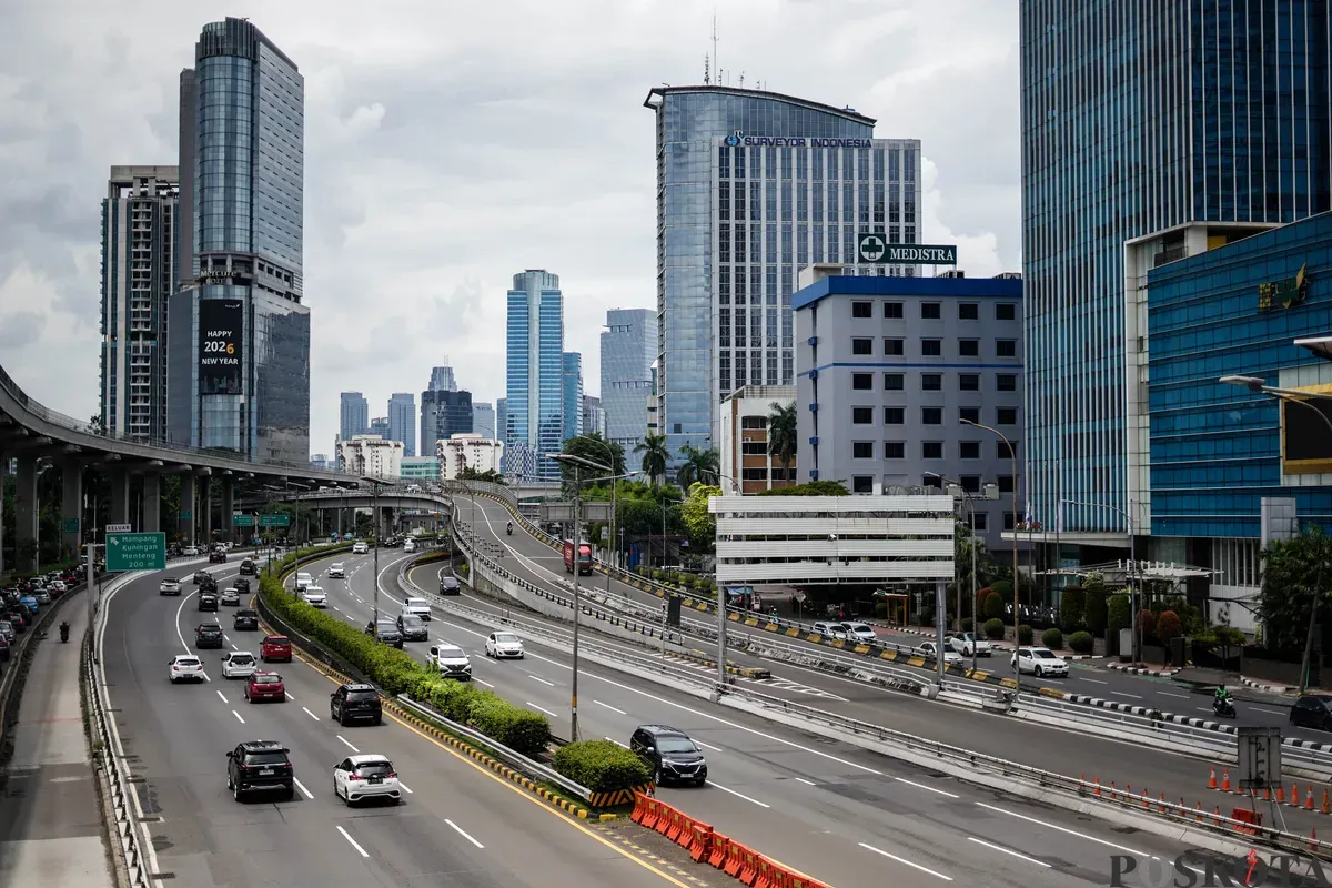 Sejumlah kendaraan melintas di Jalan Jenderal Sudirman, dan Gatot Subroto, Jakarta, Kamis, 1 Januari 2026. (Sumber: Poskota/Bilal Nugraha Ginanjar)