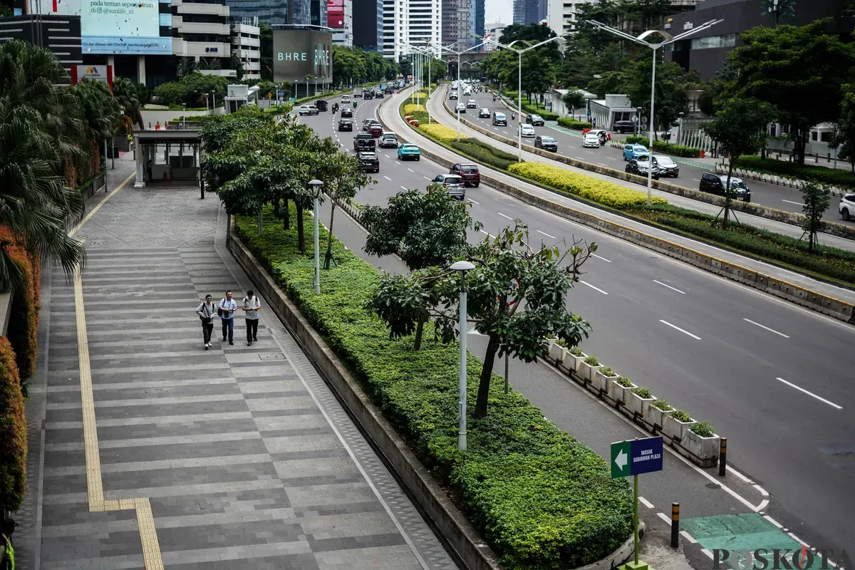 Sejumlah kendaraan melintas di Jalan Jenderal Sudirman, dan Gatot Subroto, Jakarta, Kamis, 1 Januari 2026. (Sumber: Poskota/Bilal Nugraha Ginanjar)