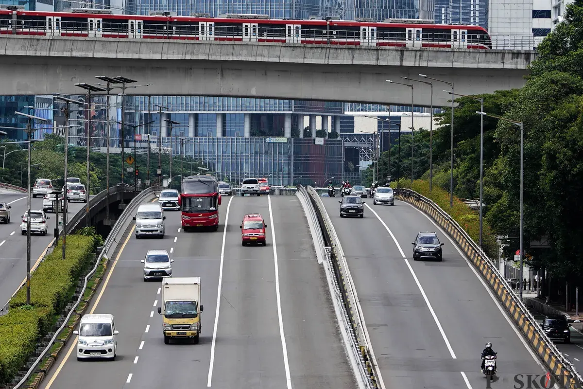 Sejumlah kendaraan melintas di Jalan Jenderal Sudirman, dan Gatot Subroto, Jakarta, Kamis, 1 Januari 2026. (Sumber: Poskota/Bilal Nugraha Ginanjar)