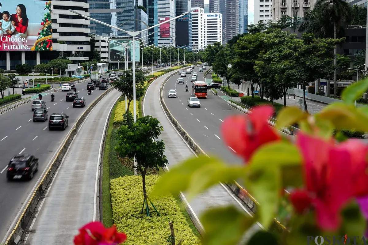 Sejumlah kendaraan melintas di Jalan Jenderal Sudirman, dan Gatot Subroto, Jakarta, Kamis, 1 Januari 2026. (Sumber: Poskota/Bilal Nugraha Ginanjar)
