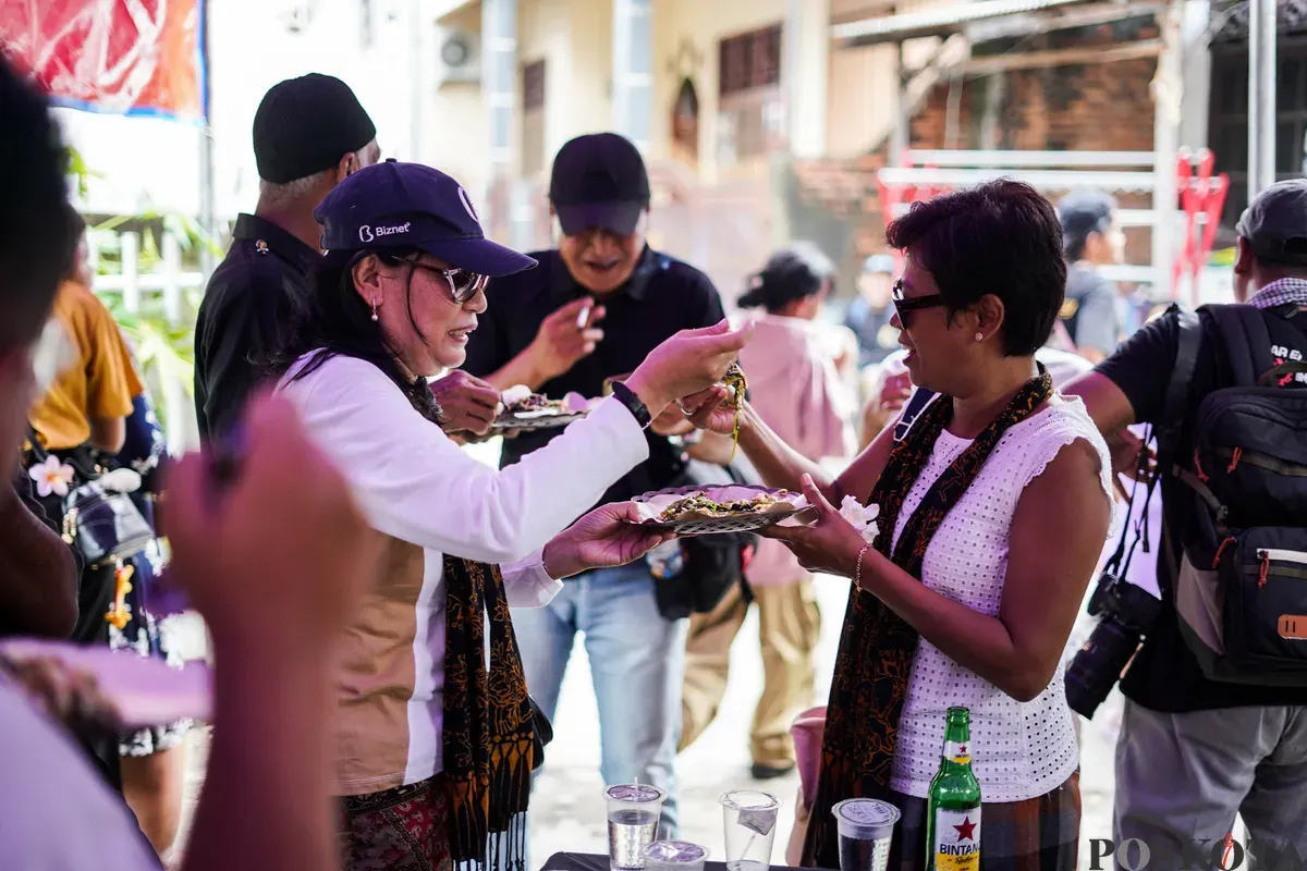 Orang Tugu menari dan bermain musik keroncong saat tradisi "Rabo-rabo" di Kampung Tugu, Semper, Jakarta Utara, Kamis, 1 Januari 2026. (Sumber: Poskota/Bilal Nugraha Ginanjar)