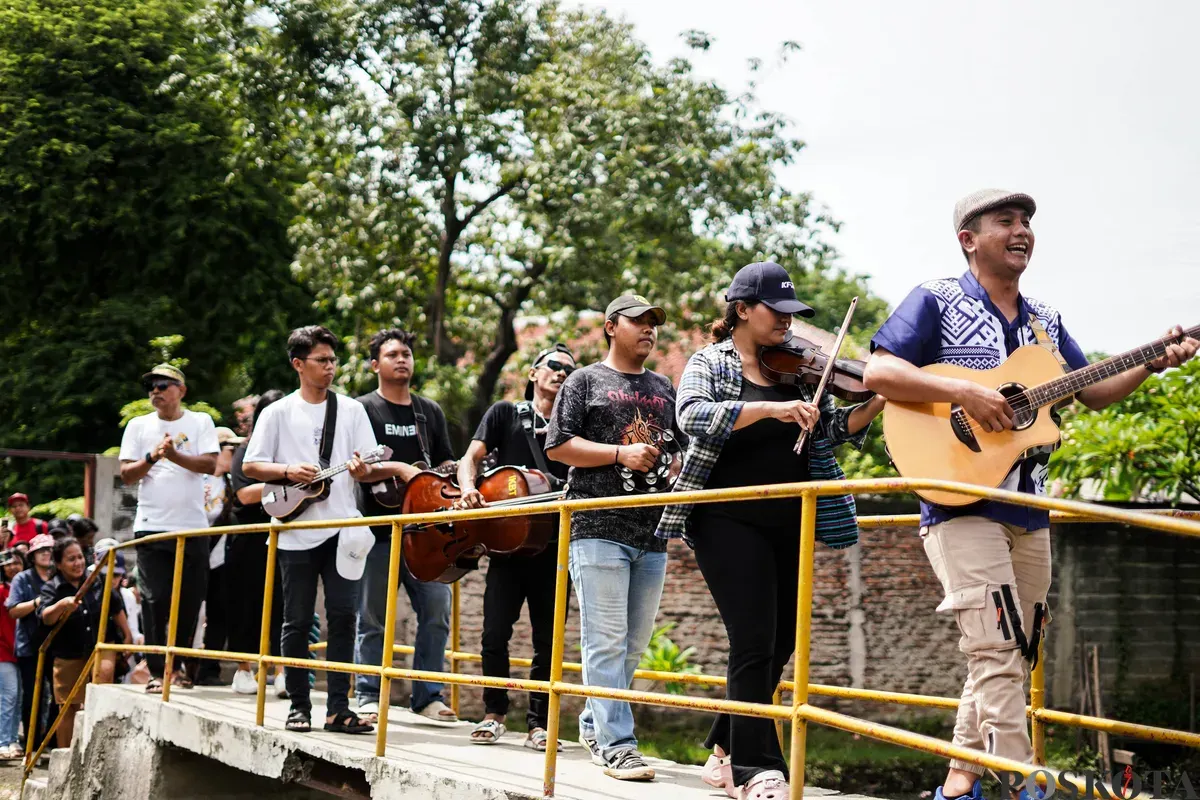 Orang Tugu menari dan bermain musik keroncong saat tradisi "Rabo-rabo" di Kampung Tugu, Semper, Jakarta Utara, Kamis, 1 Januari 2026. (Sumber: Poskota/Bilal Nugraha Ginanjar)