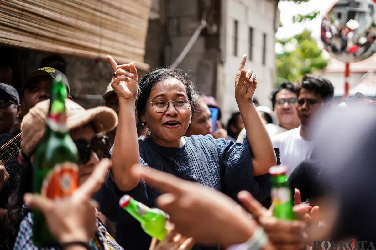 Orang Tugu menari dan bermain musik keroncong saat tradisi "Rabo-rabo" di Kampung Tugu, Semper, Jakarta Utara, Kamis, 1 Januari 2026. (Sumber: Poskota/Bilal Nugraha Ginanjar)