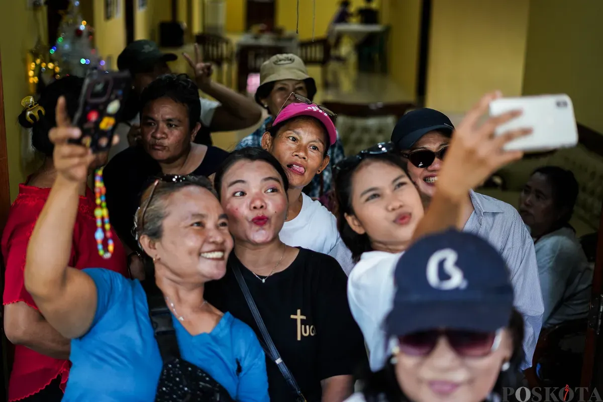 Orang Tugu menari dan bermain musik keroncong saat tradisi "Rabo-rabo" di Kampung Tugu, Semper, Jakarta Utara, Kamis, 1 Januari 2026. (Sumber: Poskota/Bilal Nugraha Ginanjar)