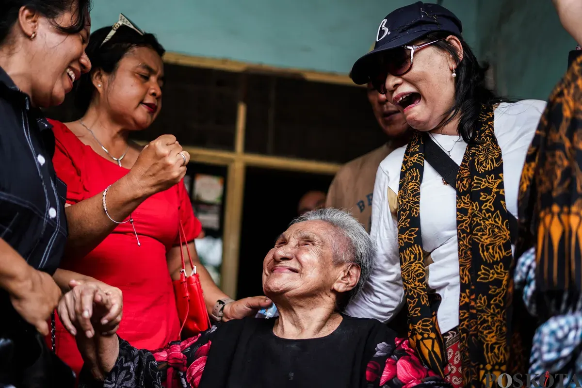 Orang Tugu menari dan bermain musik keroncong saat tradisi "Rabo-rabo" di Kampung Tugu, Semper, Jakarta Utara, Kamis, 1 Januari 2026. (Sumber: Poskota/Bilal Nugraha Ginanjar)