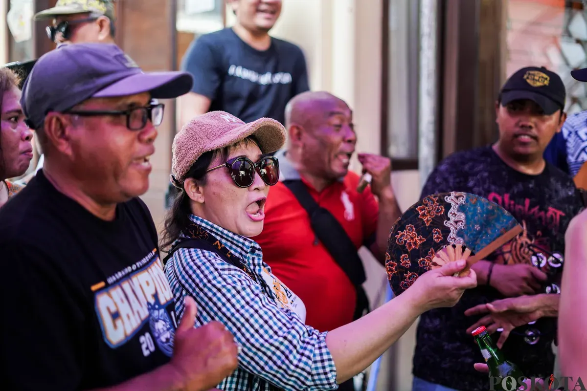 Orang Tugu menari dan bermain musik keroncong saat tradisi "Rabo-rabo" di Kampung Tugu, Semper, Jakarta Utara, Kamis, 1 Januari 2026. (Sumber: Poskota/Bilal Nugraha Ginanjar)