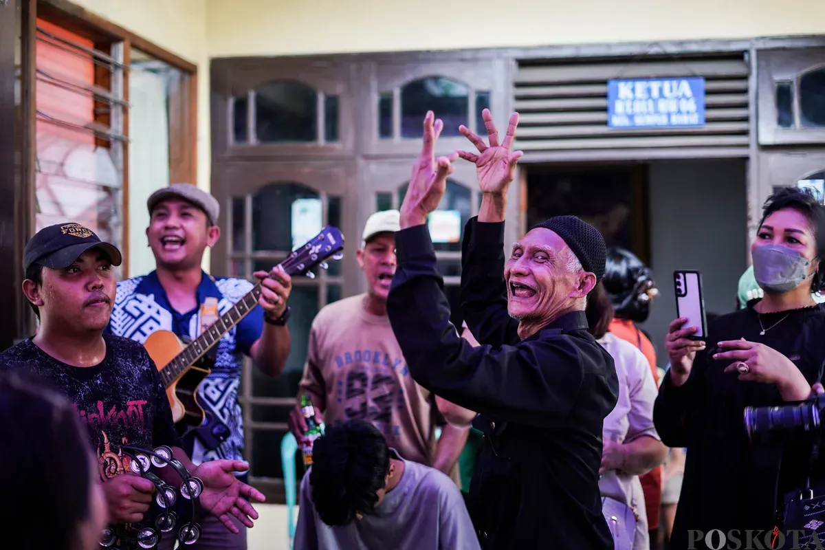 Orang Tugu menari dan bermain musik keroncong saat tradisi "Rabo-rabo" di Kampung Tugu, Semper, Jakarta Utara, Kamis, 1 Januari 2026. (Sumber: Poskota/Bilal Nugraha Ginanjar)