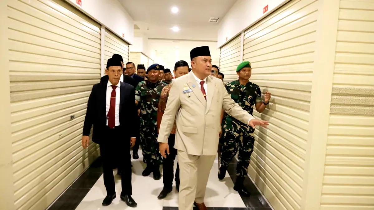Bupati Bogor, Rudy Susmanto saat meninjau perkantoran dinas baru di Vivo Mal, Sukaraja. (Sumber: Pemkab Bogor)