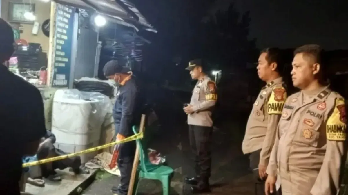 Pawas Polsek Tajurhalang, Ipda Ari bersama Bhabinkamtibas dan perwira piket SPKT Polres Metro Depok memasang garis polisi memeriksan pada tubuh korban. (Sumber: Dok. Polsek Tajurhalang)