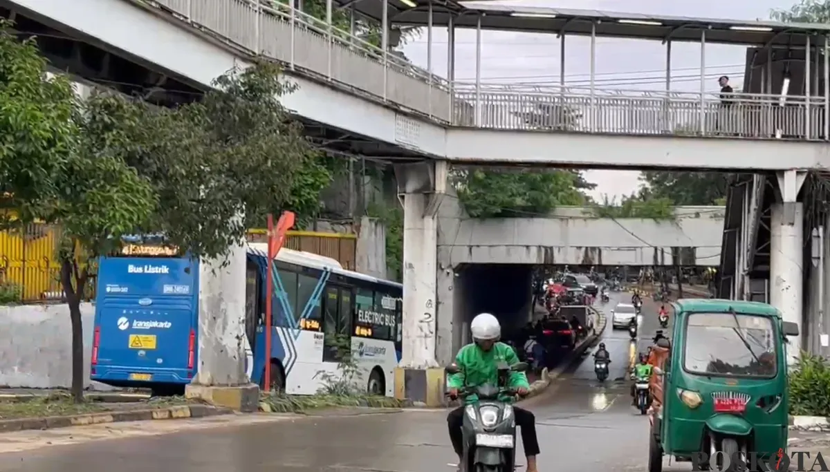Situasi di bawah Terowongan Manggarai, Tebet, Jakarta Selatan, sudah kondusif setelah terjadi tawuran antar kelompok warga, Jumat, 2 Januari 2026 sore. (Sumber: Poskota/Ali Mansur)