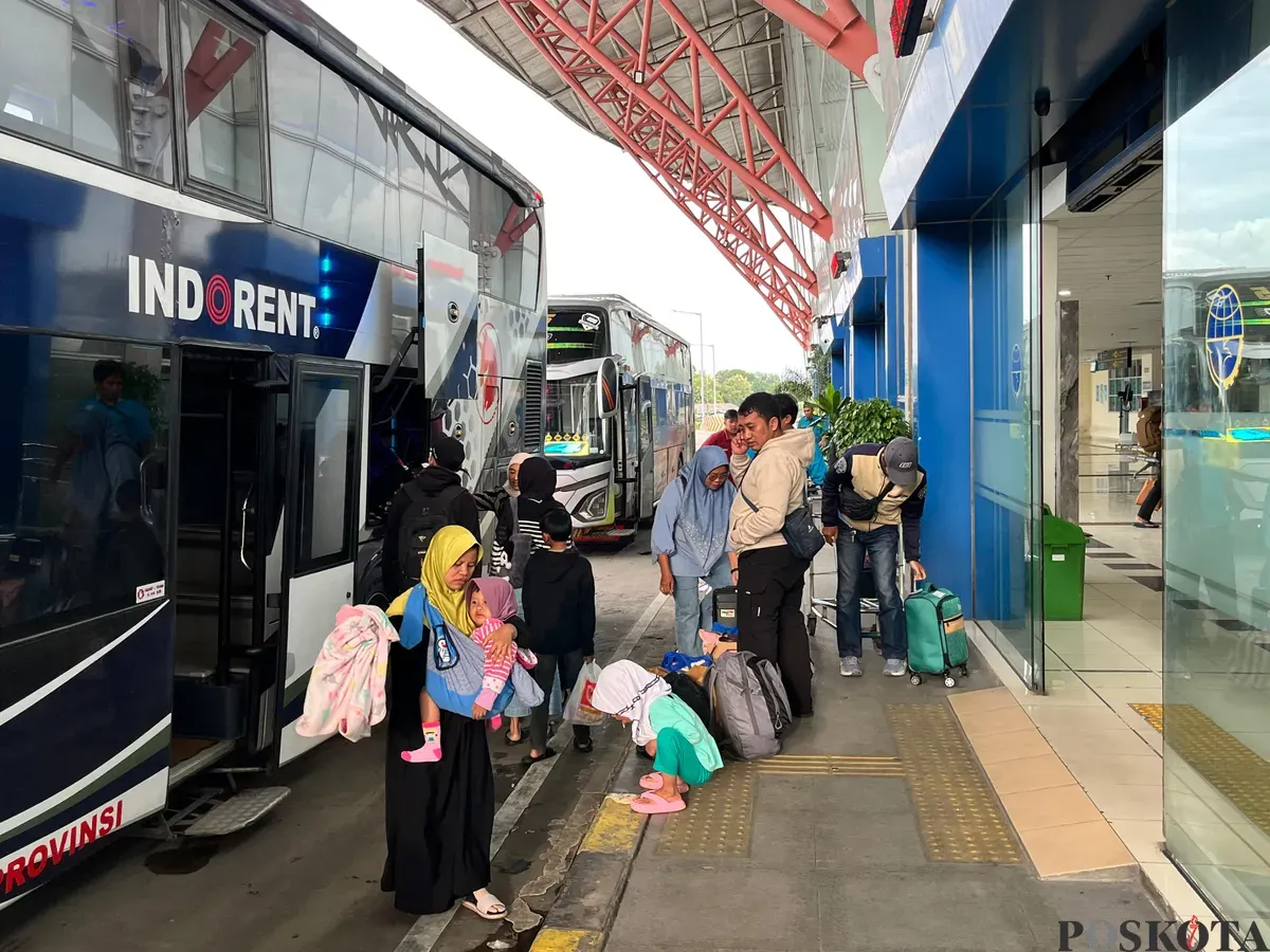 Para penumpang arus balik libur Natal dan Tahun Baru tiba di Terminal Terpadu Pulo Gebang, Jakarta Timur, Sabtu, 3 Januari 2026. (Sumber: Poskota/M. Tegar Jihad)
