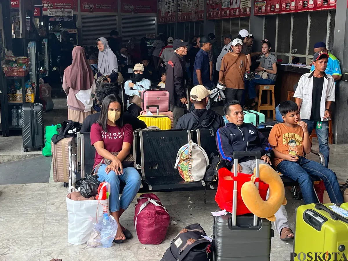 Suasna di Terminal Bus AKP Kalideres, Jakarat Barat, saat momen Nataru 2025/2026. (Sumber: Poskota/Pandi Ramedhan)