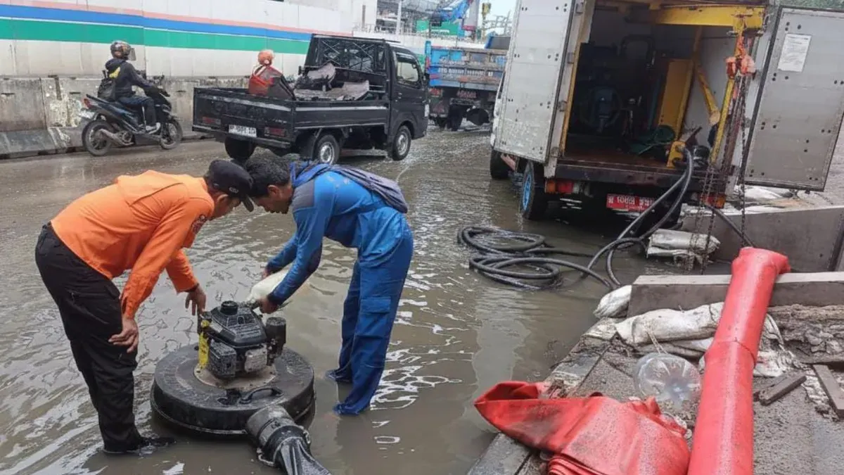 Petugas melakukan penyedotan pada genangan yang terjadi di wilayah Jakarta, Sabtu, 3 Desember 2026. (Sumber: Dok. Istimewa)