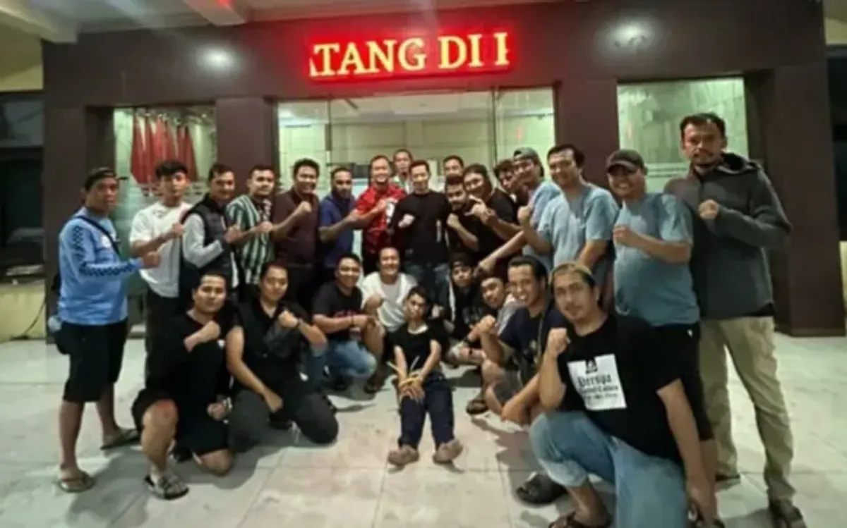 Petugas kepolisian berpose bersama tersangka pembunuhan bocah 9 tahun usai penangkapan di Kota Cilegon, Banten. Pelaku diamankan oleh tim gabungan Polres Cilegon dan Polda Banten. (Sumber: Istimewa)