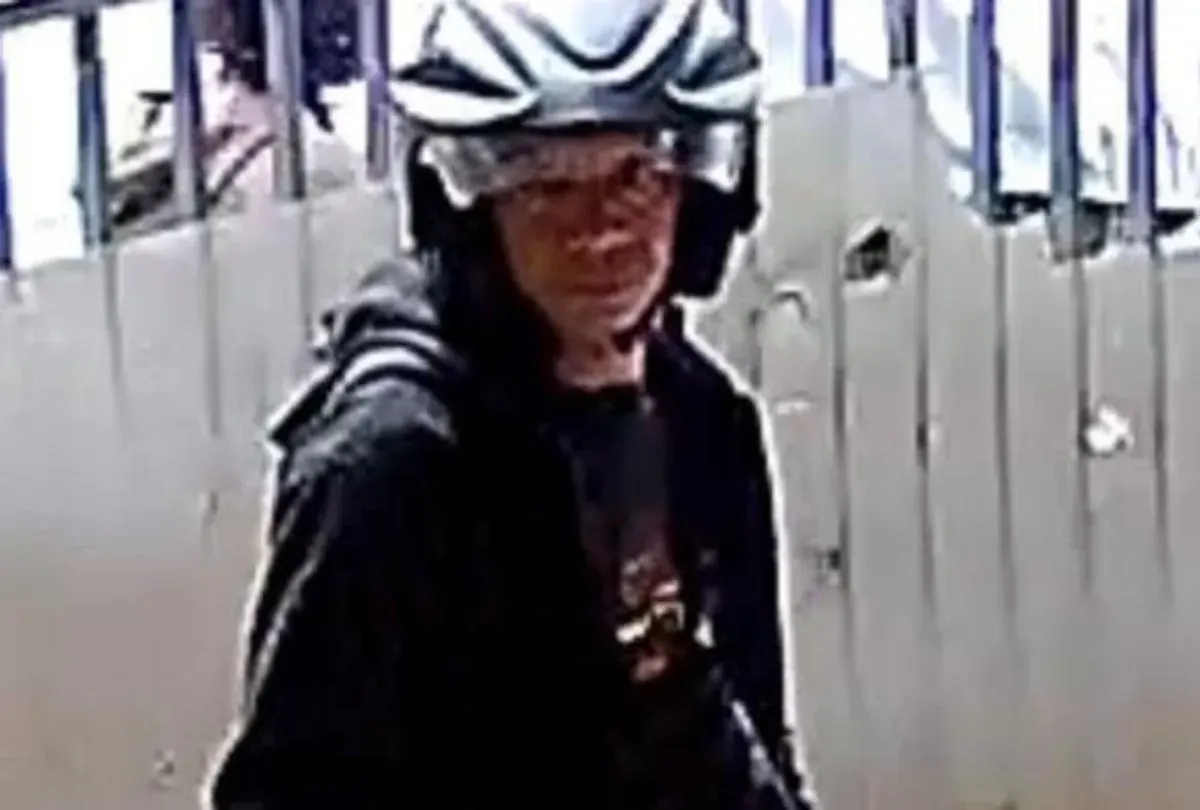 Rekaman CCTV memperlihatkan salah satu tampang pelaku pencurian rumah kosong, saat membobol rumah milik pengacara di Perumahan Baktijaya, Sukmajaya, Depok. (Sumber: Istimewa)