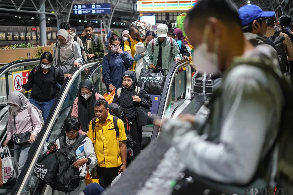 Sejumlah penumpang kereta api tiba di Stasiun Pasar Senen, Minggu, 4 Januari 2026. (Sumber: Poskota/Bilal Nugraha Ginanjar)