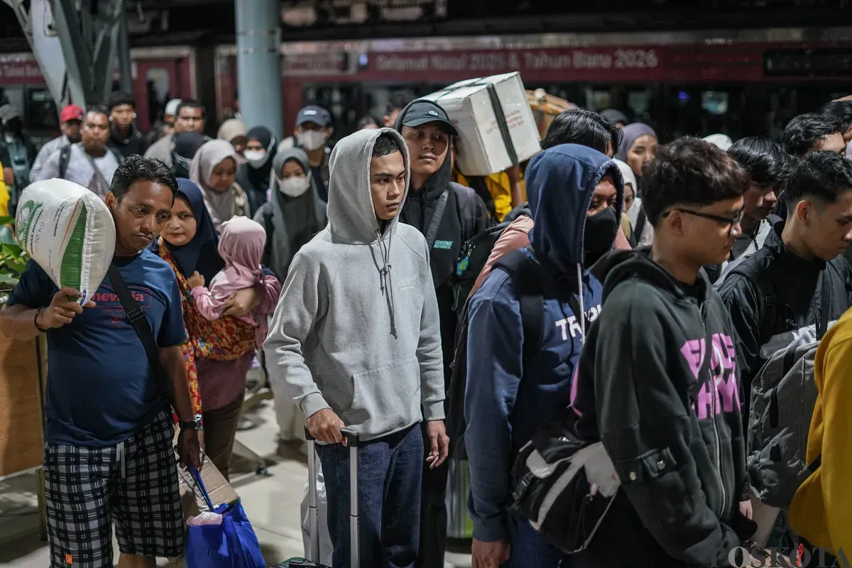 Sejumlah penumpang kereta api tiba di Stasiun Pasar Senen, Minggu, 4 Januari 2026. (Sumber: Poskota/Bilal Nugraha Ginanjar)