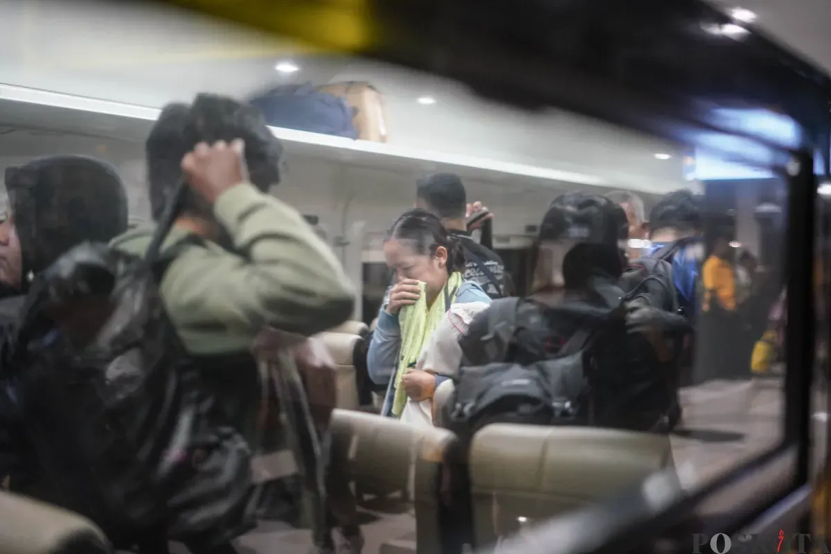 Sejumlah penumpang kereta api tiba di Stasiun Pasar Senen, Minggu, 4 Januari 2026. (Sumber: Poskota/Bilal Nugraha Ginanjar)