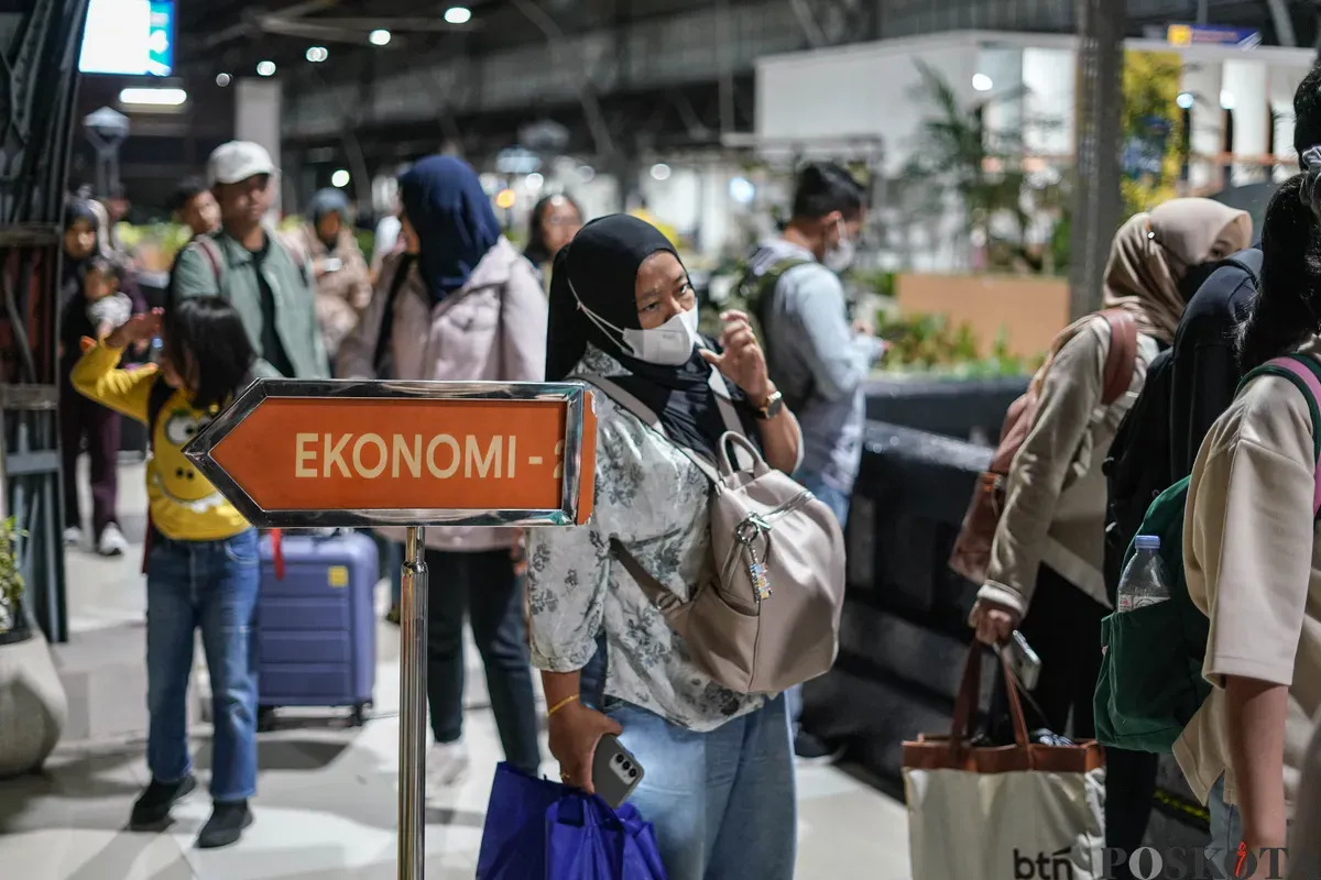 Sejumlah penumpang kereta api tiba di Stasiun Pasar Senen, Minggu, 4 Januari 2026. (Sumber: Poskota/Bilal Nugraha Ginanjar)