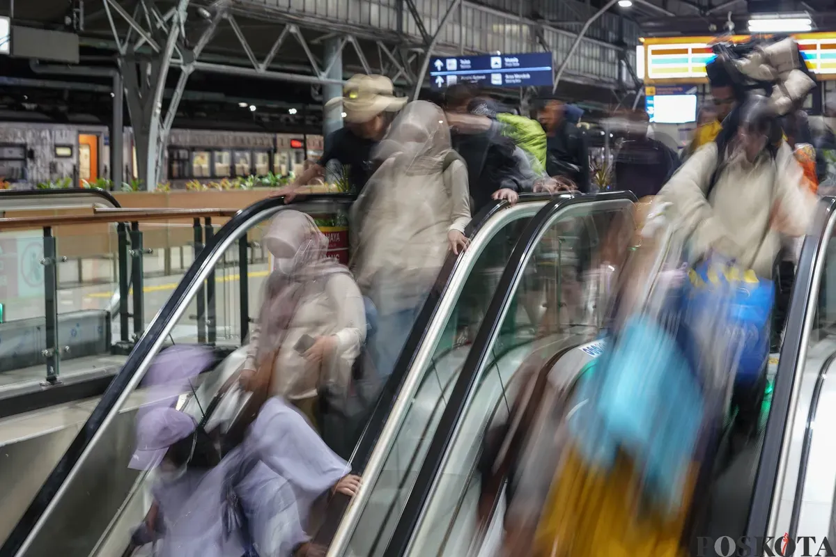Sejumlah penumpang kereta api tiba di Stasiun Pasar Senen, Minggu, 4 Januari 2026. (Sumber: Poskota/Bilal Nugraha Ginanjar)