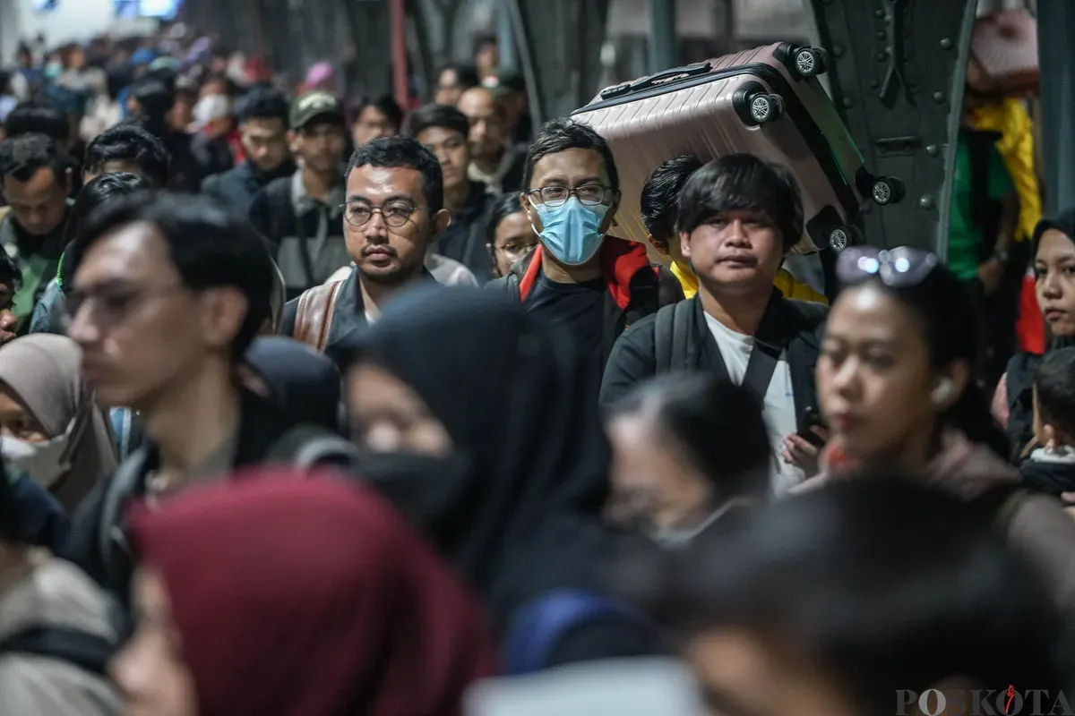 Sejumlah penumpang kereta api tiba di Stasiun Pasar Senen, Minggu, 4 Januari 2026. (Sumber: Poskota/Bilal Nugraha Ginanjar)