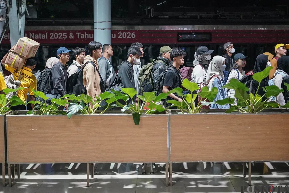 Sejumlah penumpang kereta api tiba di Stasiun Pasar Senen, Minggu, 4 Januari 2026. (Sumber: Poskota/Bilal Nugraha Ginanjar)