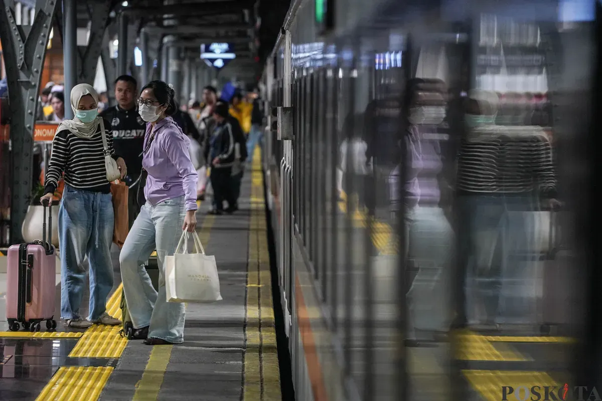 Sejumlah penumpang kereta api tiba di Stasiun Pasar Senen, Minggu, 4 Januari 2026. (Sumber: Poskota/Bilal Nugraha Ginanjar)