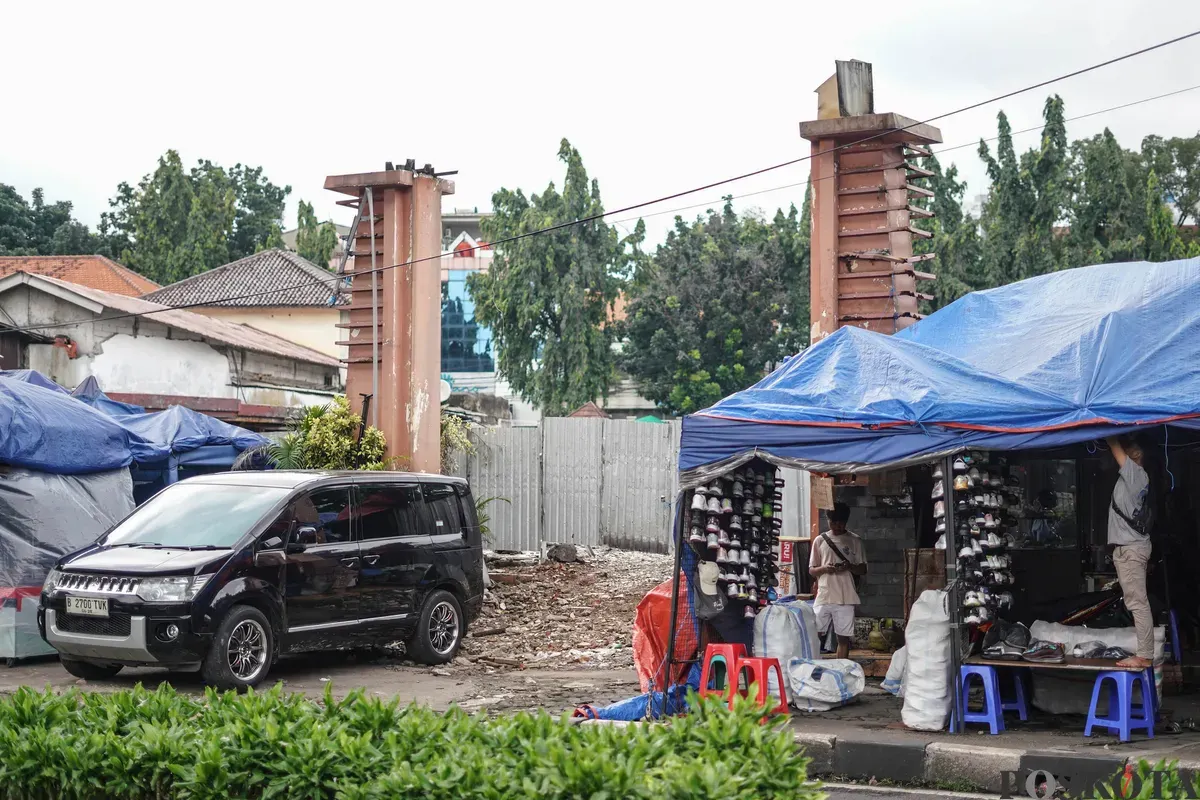 Sejumlah pedagang Pasar Taman Puring berjualan di trotoar Jalan Kyai Maja, Kebayoran Baru, Jakarta Selatan, Minggu, 4 Januari 2026. (Sumber: Poskota/Bilal Nugraha Ginanjar)