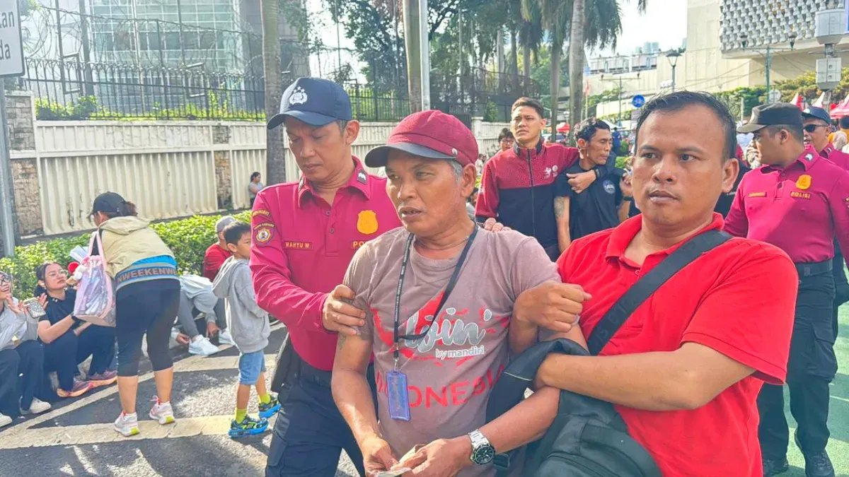 Potret dua orang terduga pelaku pencopetan di kawasan Bundaran Hotel Indonesia (HI), Jakarta Pusat, saat pelaksanaan Car Free Day (CFD), Minggu, 4 Januari 2026. (Sumber: Polda Metro Jaya)