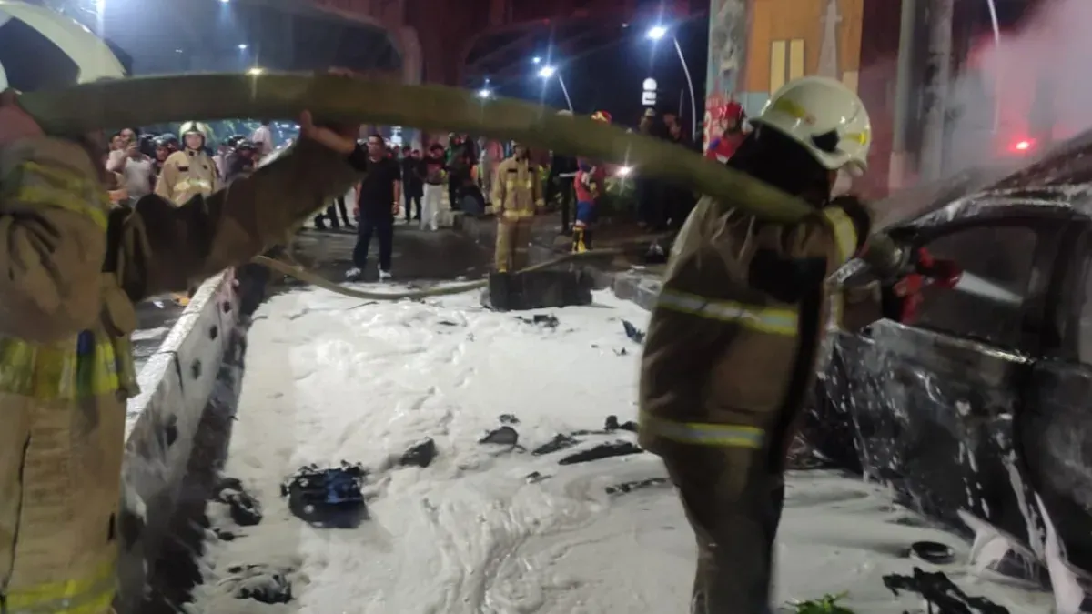 Kecelakaan tunggal terjadi di Jalan Pulomas Selatan Nomor 28, kawasan Pulo Gadung, Jakarta Timur pada Minggu, 4 Januari 2026 dini hari. (Sumber: Gulkarmat Jakarta Timur)