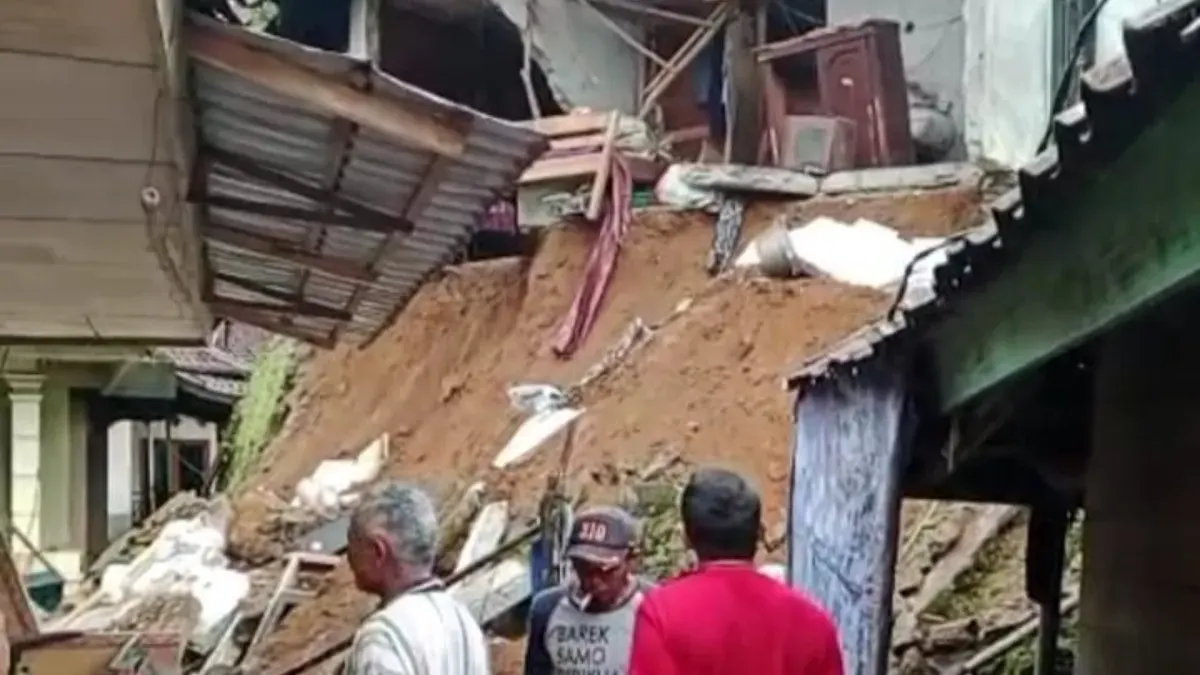 Satu rumah warga di Kabupaten Lebak, Banten rusak parah akibat tanah longsor. (Sumber: Istimewa)