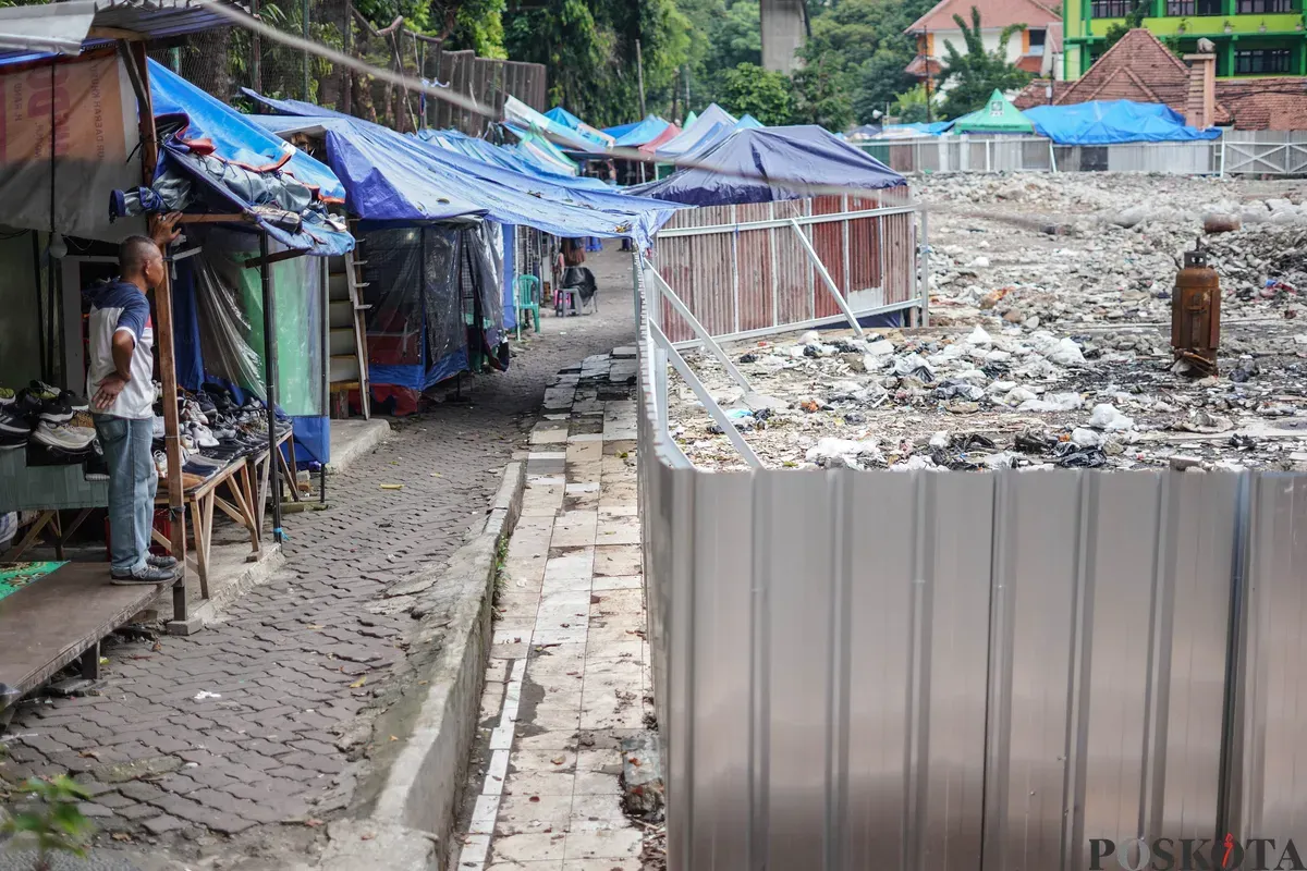 Sejumlah pedagang Pasar Taman Puring berjualan di trotoar Jalan Kyai Maja, Kebayoran Baru, Jakarta Selatan, Minggu, 4 Januari 2026. (Sumber: Poskota/Bilal Nugraha Ginanjar)