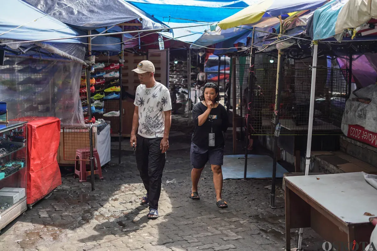Sejumlah pedagang Pasar Taman Puring berjualan di trotoar Jalan Kyai Maja, Kebayoran Baru, Jakarta Selatan, Minggu, 4 Januari 2026. (Sumber: Poskota/Bilal Nugraha Ginanjar)