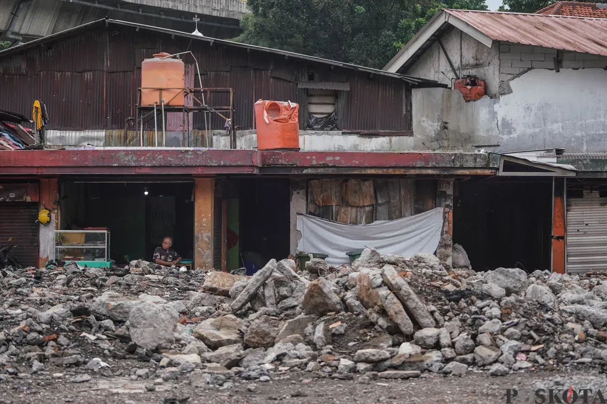 Sejumlah pedagang Pasar Taman Puring berjualan di trotoar Jalan Kyai Maja, Kebayoran Baru, Jakarta Selatan, Minggu, 4 Januari 2026. (Sumber: Poskota/Bilal Nugraha Ginanjar)