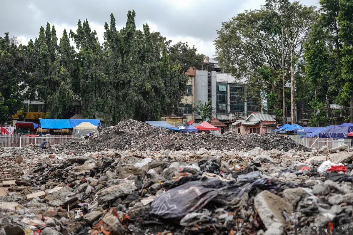 Sejumlah pedagang Pasar Taman Puring berjualan di trotoar Jalan Kyai Maja, Kebayoran Baru, Jakarta Selatan, Minggu, 4 Januari 2026. (Sumber: Poskota/Bilal Nugraha Ginanjar)