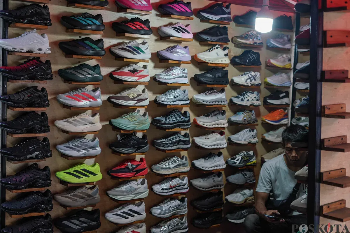 Sejumlah pedagang Pasar Taman Puring berjualan di trotoar Jalan Kyai Maja, Kebayoran Baru, Jakarta Selatan, Minggu, 4 Januari 2026. (Sumber: Poskota/Bilal Nugraha Ginanjar)