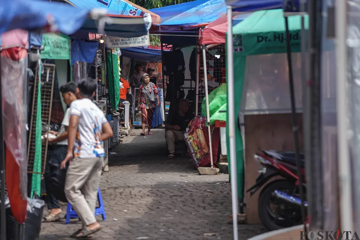 Sejumlah pedagang Pasar Taman Puring berjualan di trotoar Jalan Kyai Maja, Kebayoran Baru, Jakarta Selatan, Minggu, 4 Januari 2026. (Sumber: Poskota/Bilal Nugraha Ginanjar)