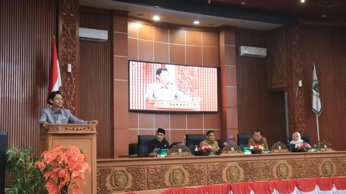 Anggota Komisi B DPRD Kota Depok, Deny Kartika memaparkan Renja 2026 di depan para anggota Dewan dalam Sidang Paripurna Perdana. (Sumber: Dok. Humas DPRD Kota Depok)