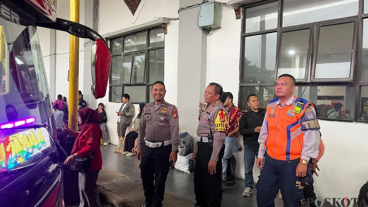 Kanit Lantas Polsek Cimanggis AKP Sucipto saat melakukan pengecekan di hari terakhir arus balik di Terminal Jatijajar Kota Depok. (Sumber: Poskota/Angga Pahlevi)