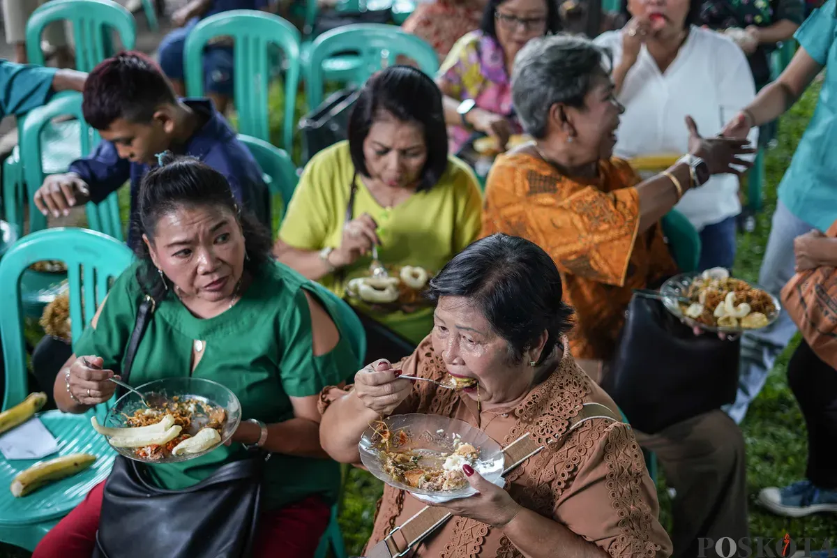 Orang Tugu menari sembari saling mencorengkan bedak saat mengikuti acara adat dan budaya Mandi-mandi di Kampung Tugu, Cilincing, Jakarta, Minggu, 4 Januari 2026 (Sumber: Poskota/Bilal Nugraha Ginanjar)