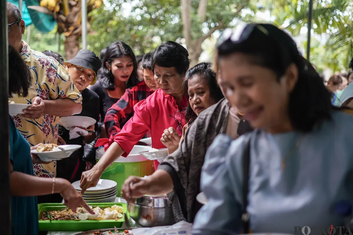 Orang Tugu menari sembari saling mencorengkan bedak saat mengikuti acara adat dan budaya Mandi-mandi di Kampung Tugu, Cilincing, Jakarta, Minggu, 4 Januari 2026 (Sumber: Poskota/BilalNugraha Ginanjar)