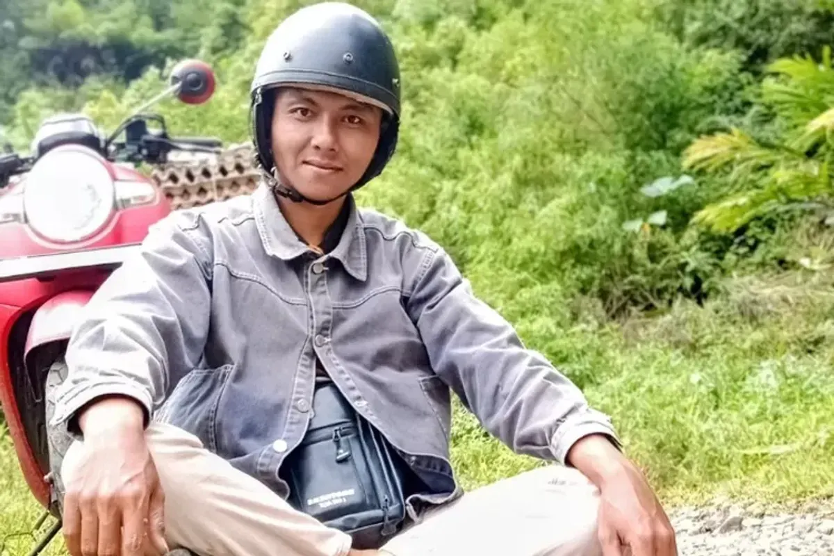 Sosok Holis Muhlisin (31) tengah menjadi sorotan setelah video yang memperlihatkan dirinya diduga menjadi korban intimidasi viral di media sosial. (Sumber: Facebook/Holis Muhlisin)