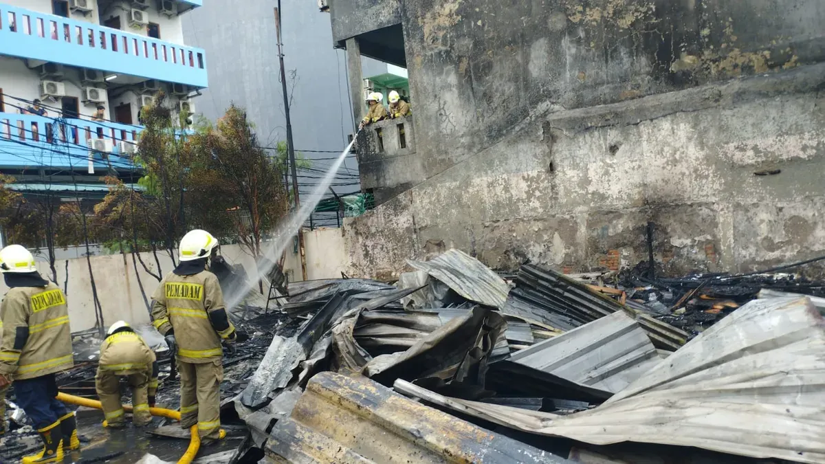 Kebakaran bedeng di Jalan Alpukat RT 01/RW 02, Kelurahan Tanjung Duren Utara, Kecamatan Grogol Petamburan, Jakarta Barat, Senin, 5 Januari 2026. (Sumber: Dok. Istimewa)