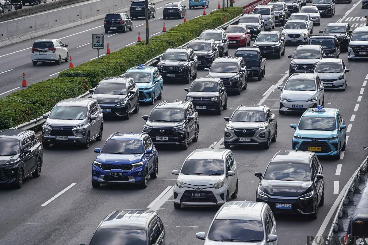 Aktivitas lalu lintas kembali normal setelah libur Natal dan Tahun Baru (Nataru) berakhir di kawasan MT Haryono, Jakarta, Senin, 5 Januari 2025. (Sumber: Poskota/Bilal Nugraha Ginanjar)